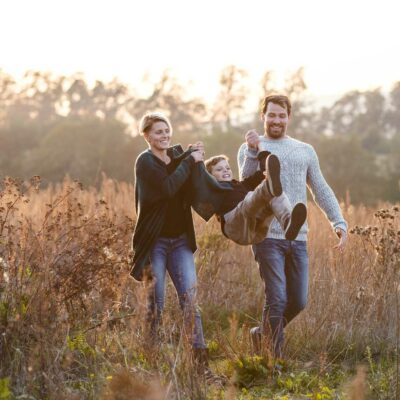 Familie im hohen Gras