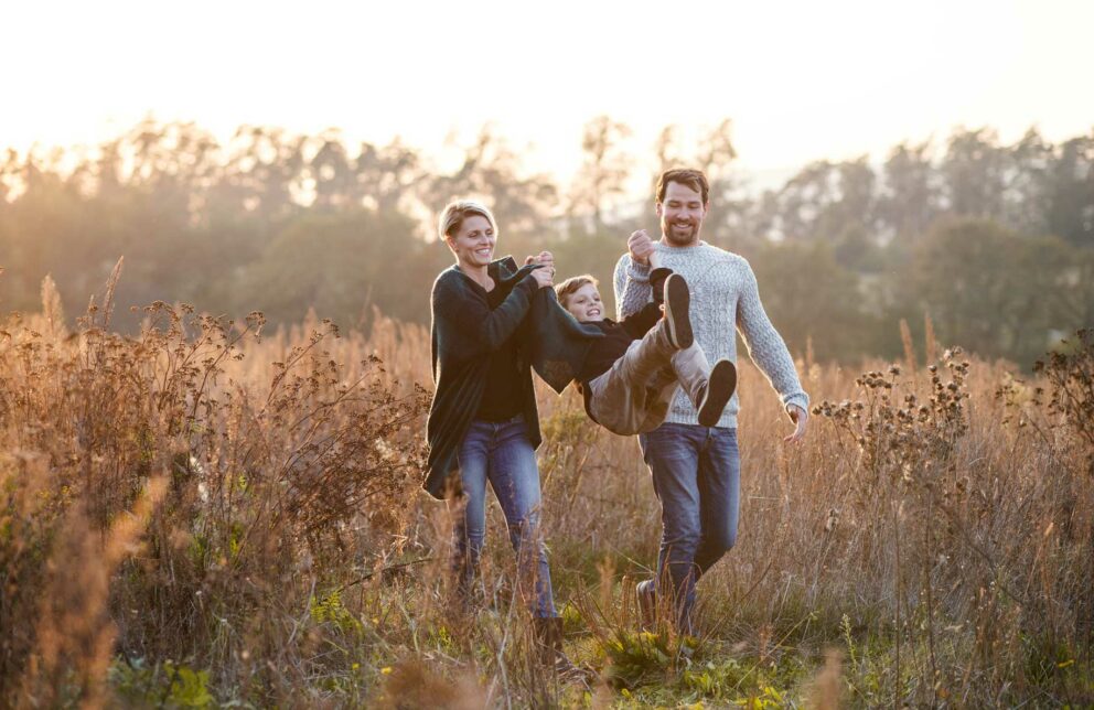 Familie im hohen Gras