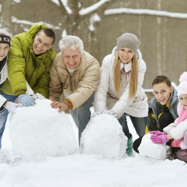 Familie baut einen Schneemann